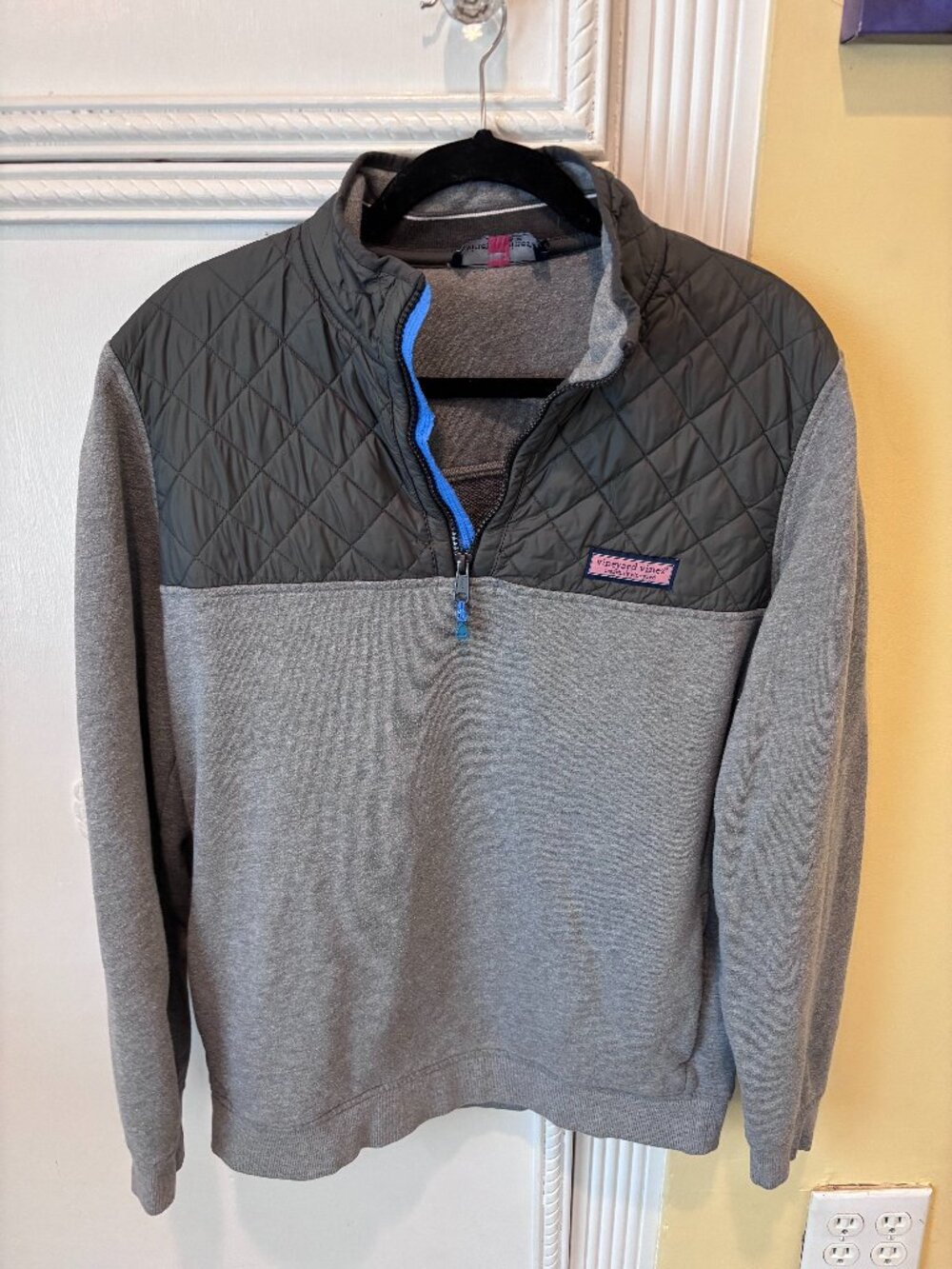 Vineyard Vines 1/4 Zip Gray Sweatshirt with Quilting Great Condition! Size M